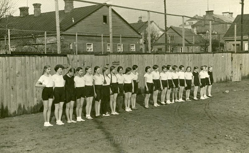 KKE 4104.jpg - Lekcja gimnastyki. IV klasa, Kowno, 1934 r.